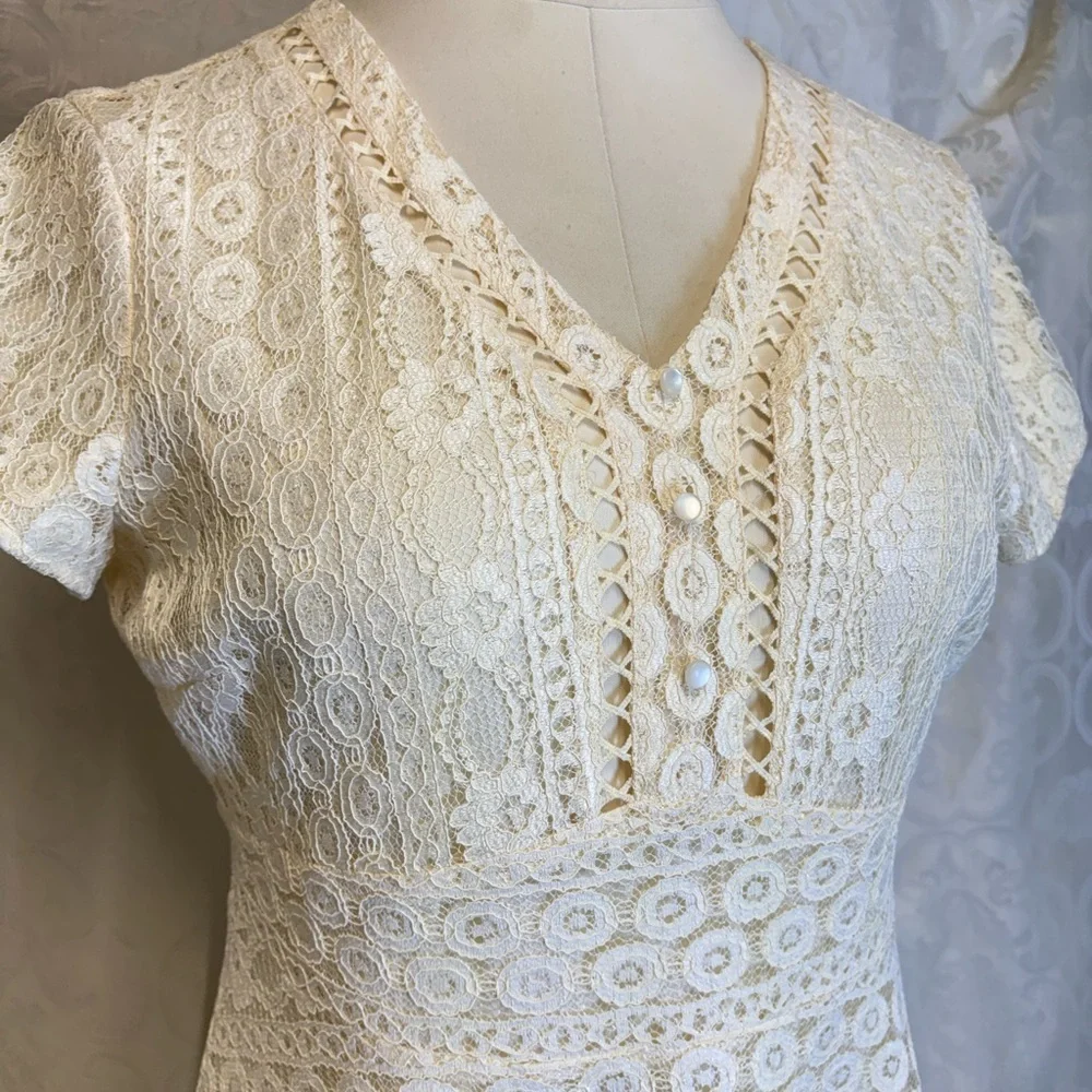 Cream/pale yellow - lace dress from the brand De Collection. Size XL